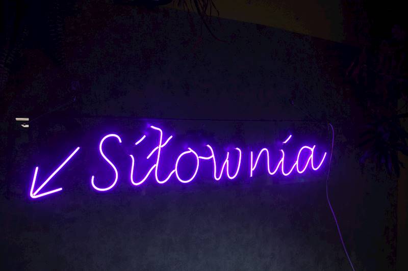 neon Siłownia ze strzałką 140x30cm