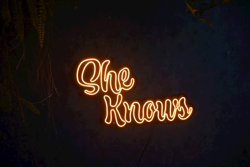 neon She knows 70x45cm