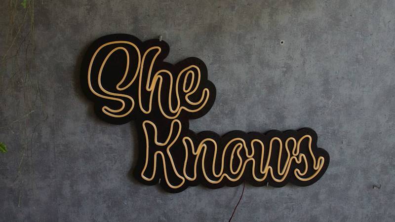 neon She knows 70x45cm
