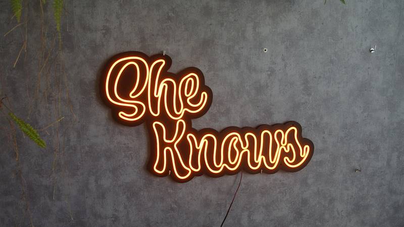 neon She knows 70x45cm