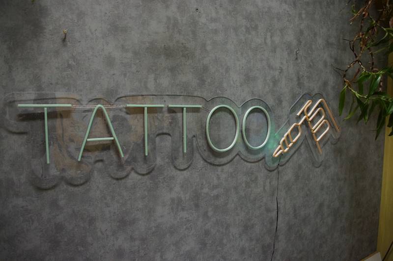 neon Tattoo z maszynką 140x40 cm fiolet i orange