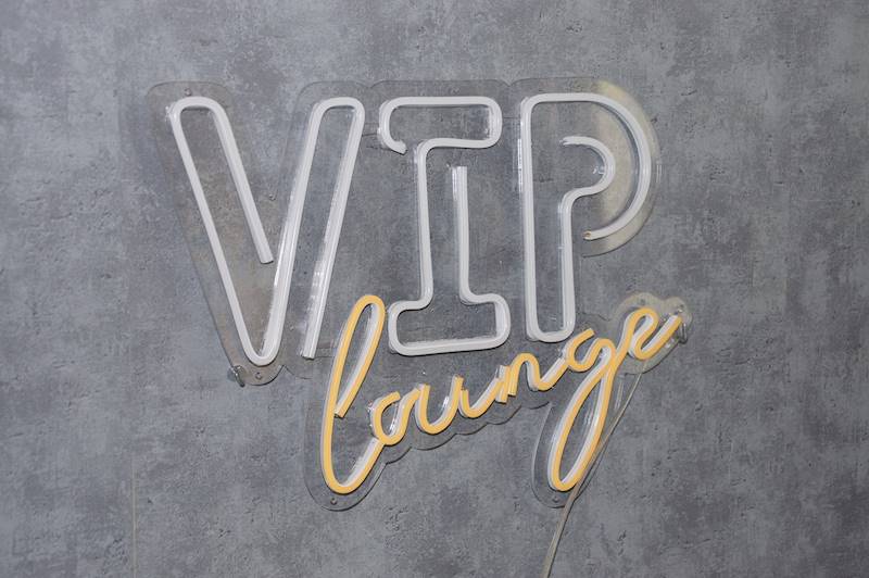 neon VIP lounge 42x32cm