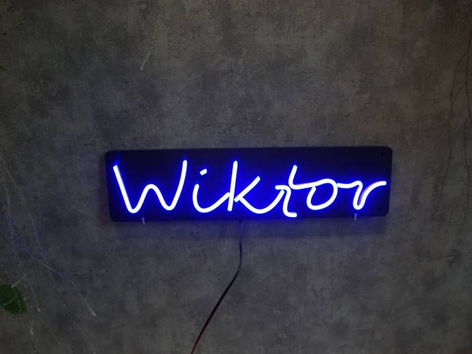 neon Wiktor 47x12cm