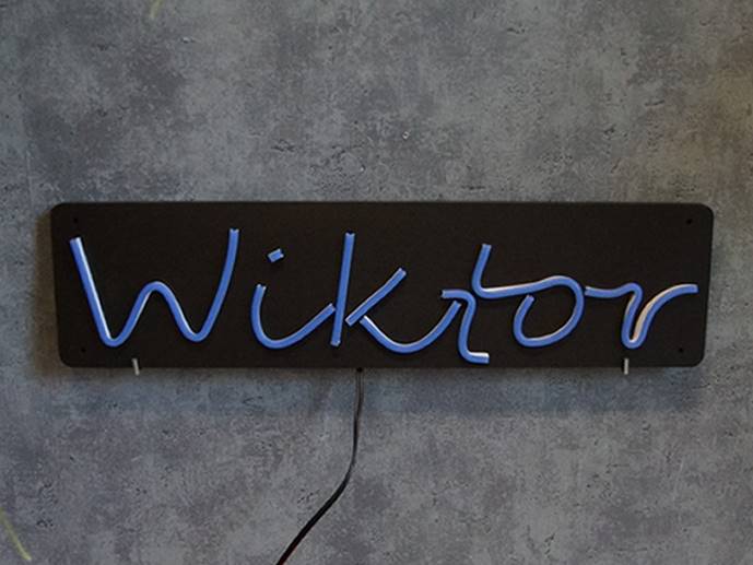 neon Wiktor 47x12cm