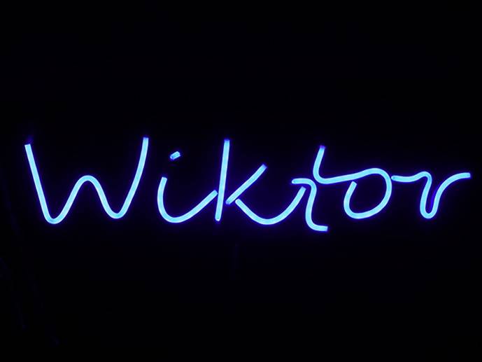 neon Wiktor 47x12cm