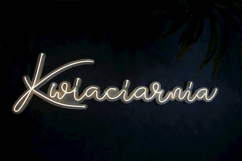 neon zewnętrzny usztywniony Kwiaciarnia 135x35cm
