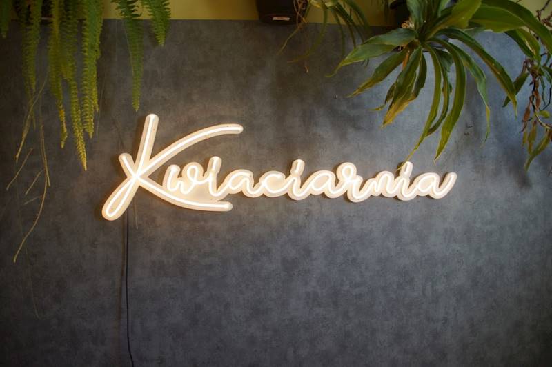 neon zewnętrzny usztywniony Kwiaciarnia 135x35cm