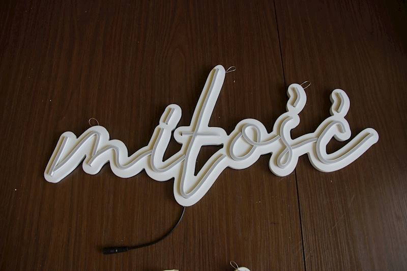 neon To własnie miłość 100x50 cm 