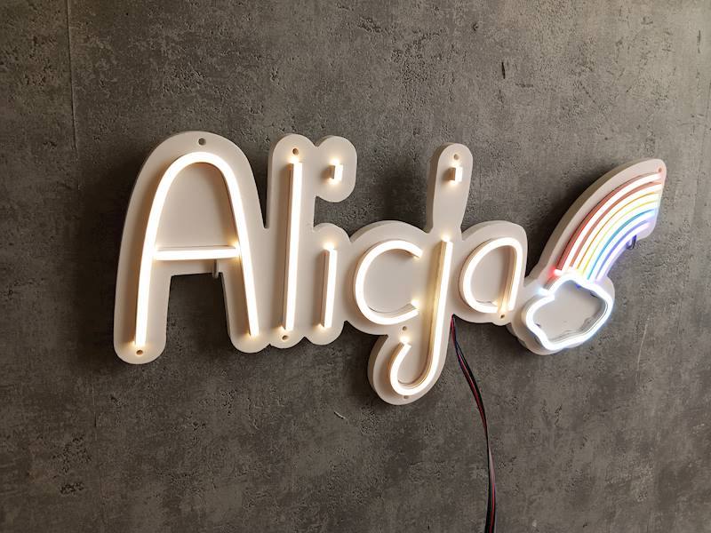 neon Alicja z tęczą, 44x22cm