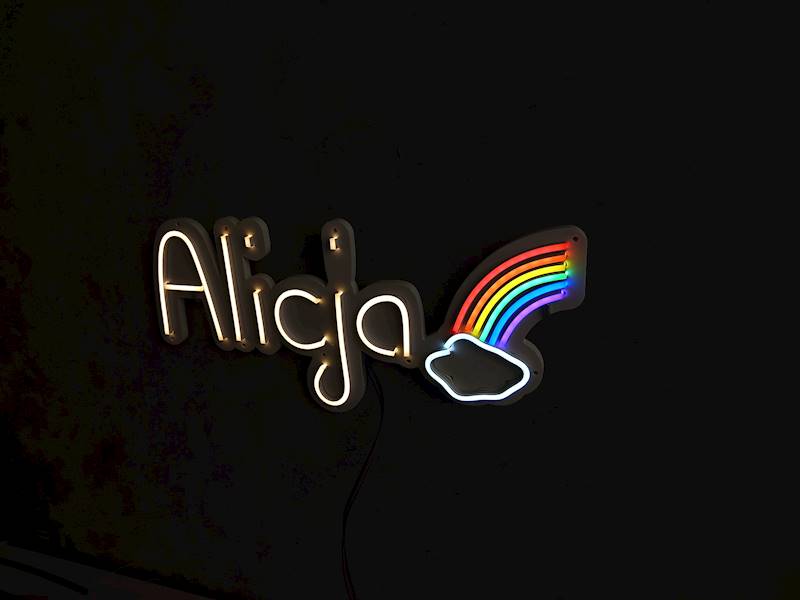 neon Alicja z tęczą, 44x22cm
