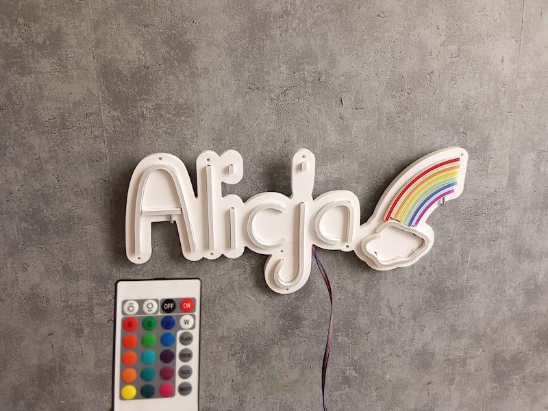 neon Alicja z tęczą, 44x22cm