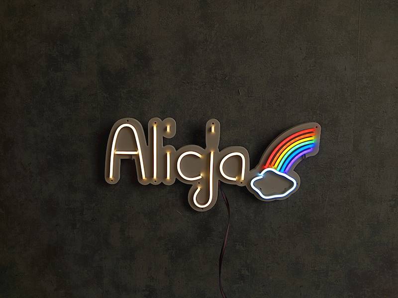 neon Alicja z tęczą, 44x22cm