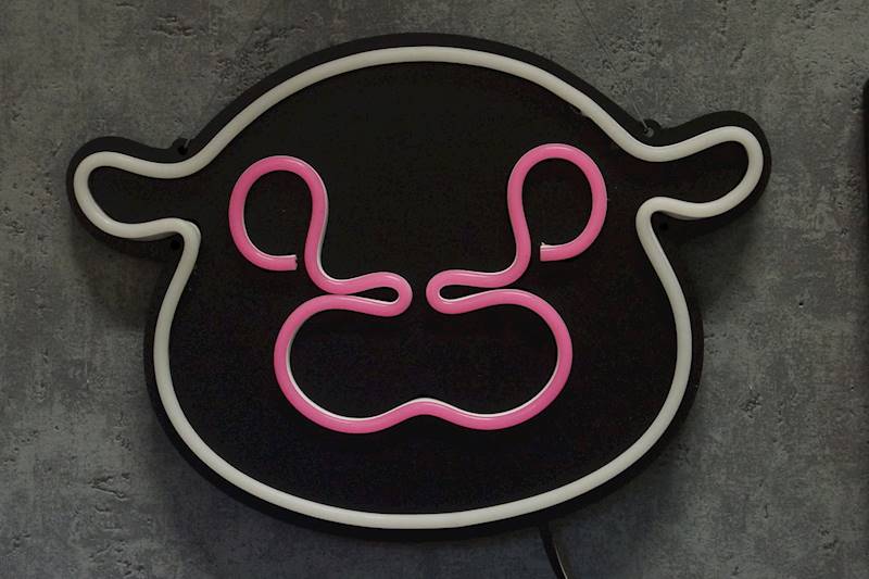 neon hipopotam Moo Deng 29x21cm