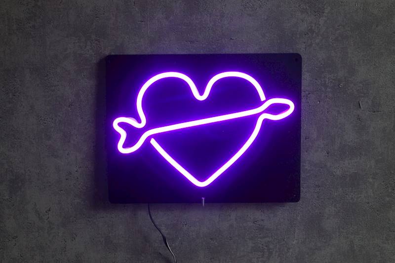 neon serce ze strzałą 27x21cm