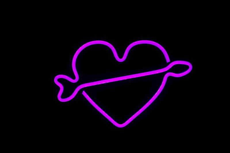 neon serce ze strzałą 27x21cm