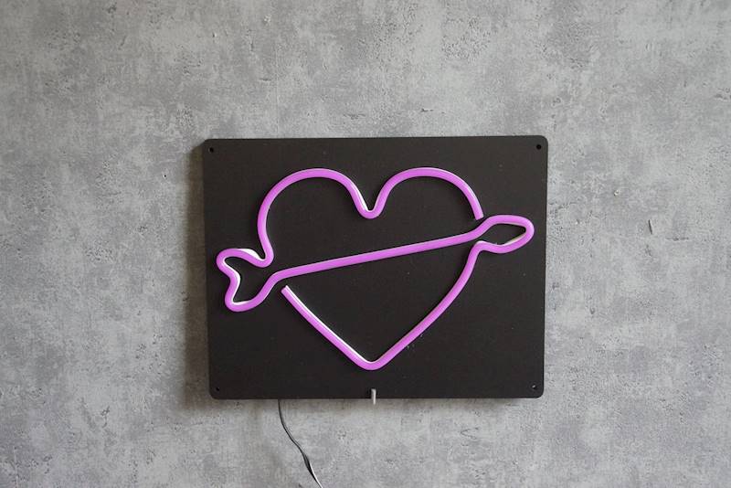 neon serce ze strzałą 27x21cm