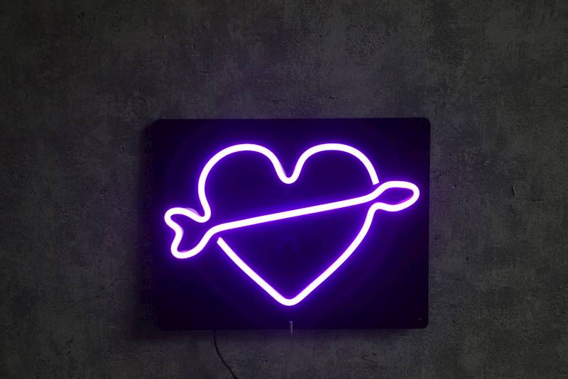 neon serce ze strzałą 27x21cm