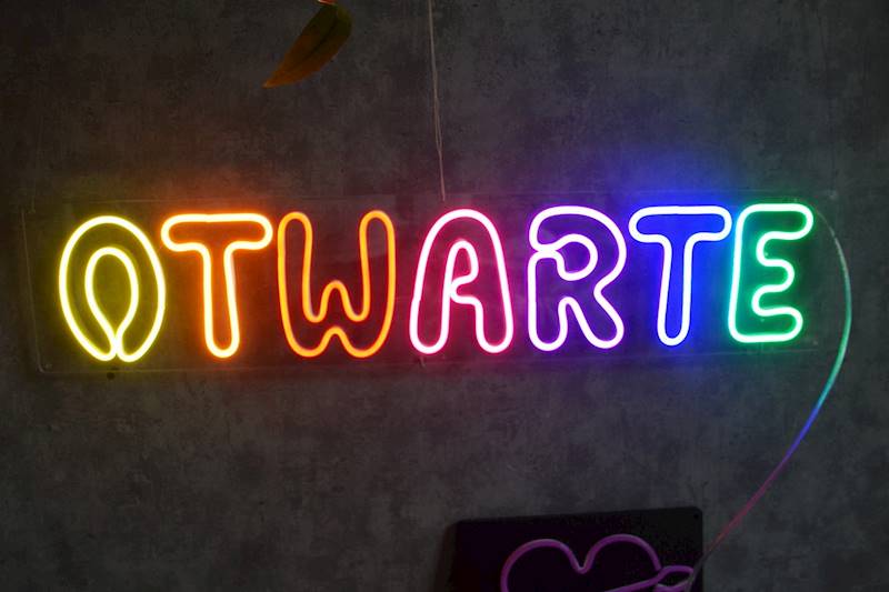 neon Otwarte 77x17cm, z przyssawkami