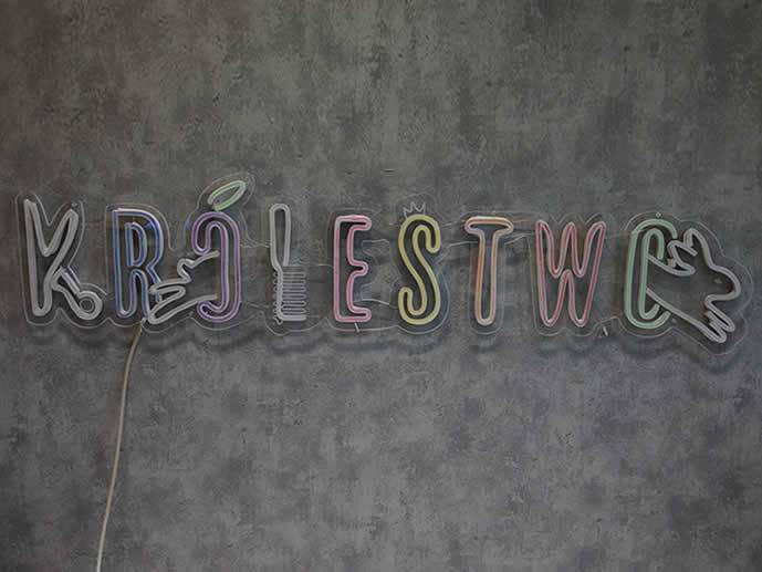 neon Królestwo PC6 podc przezr. kolory 1033x250