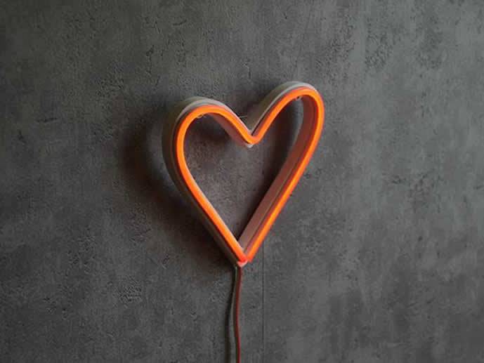 neon Sześć serc, biały 9x8cm (razy 6) 