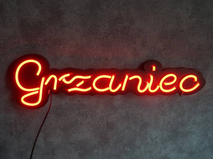 neon Grzaniec 52x15cm czarne tło