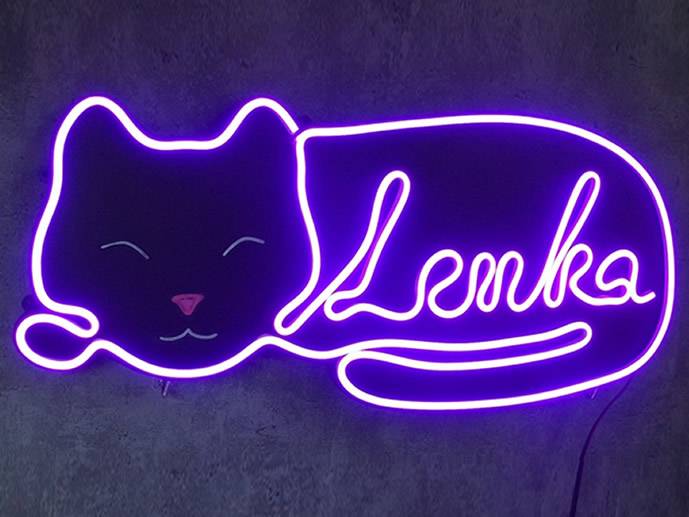 neon Lenka ze śpiacym Kotkiem 53x24cm