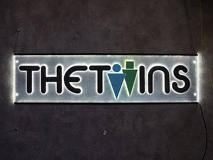 neon karwingowy negative-space The Twins 72x21cm