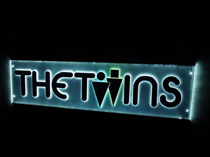 neon karwingowy negative-space The Twins 72x21cm