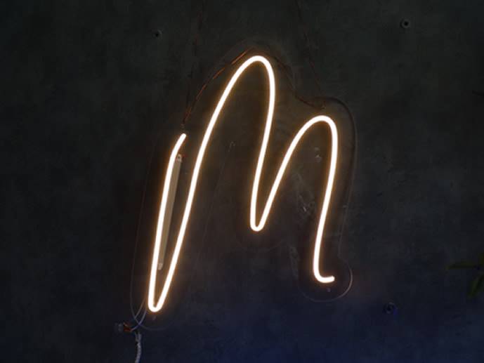 neon litera M. 41x40cm, przezroczysty podcinany
