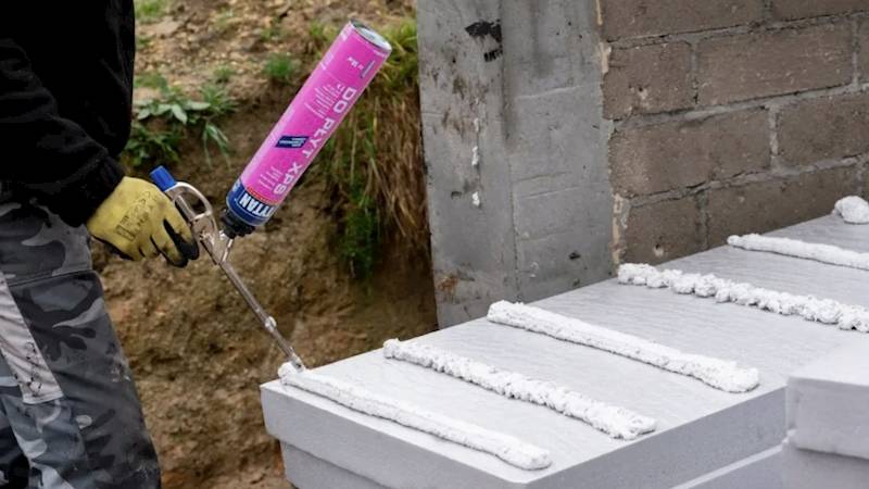 Klej PU do styropianu płyt XPS Tytan Professional 750 ml fundamenty fasada
