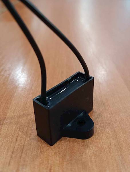KONDENSATOR SILNIKOWY 0,9uF 450V PRZEWODY