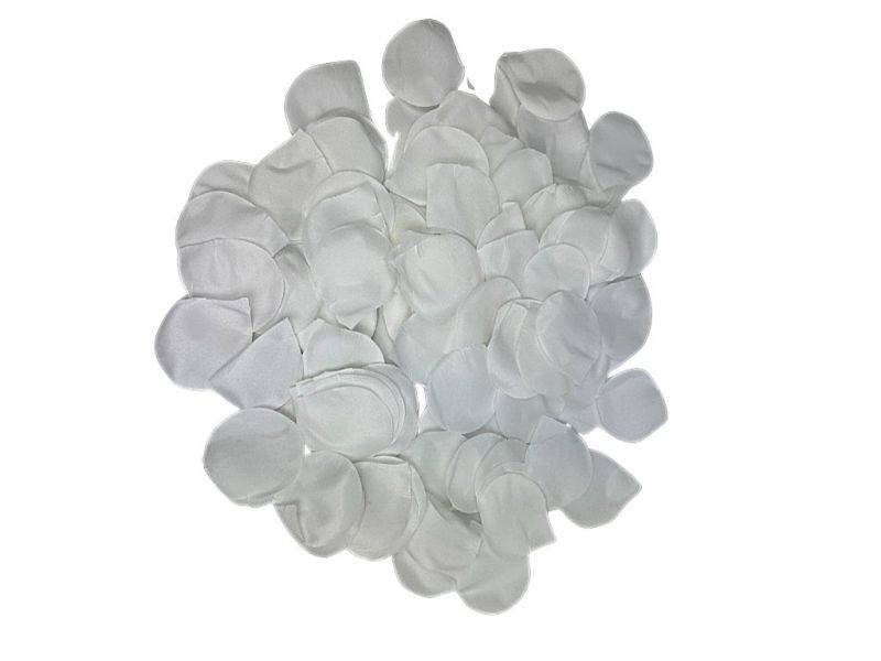 Płatki róż białe