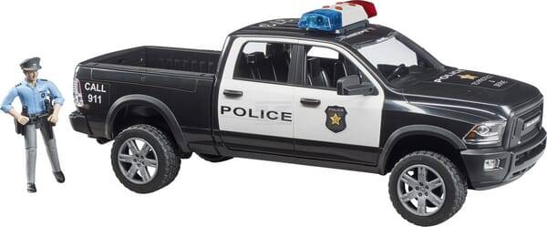 Dodge policyjny RAM 2500 z policjantem