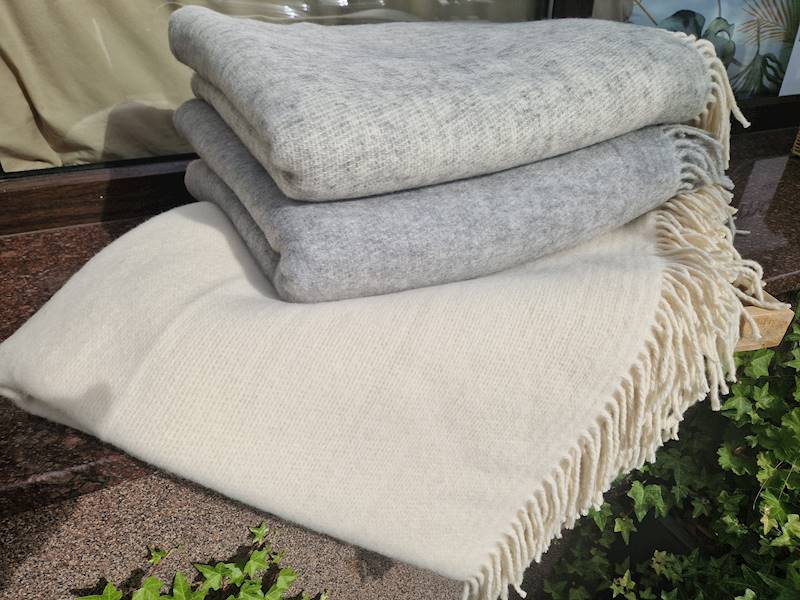 Koc z wełny jagnięcej 150x200 BASIA 600 g/m2 kremowy