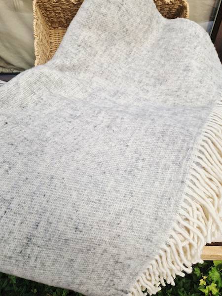 Koc z wełny jagnięcej 150x200 BASIA 600 g/m2 dwukolorowy jasy popiel/krem