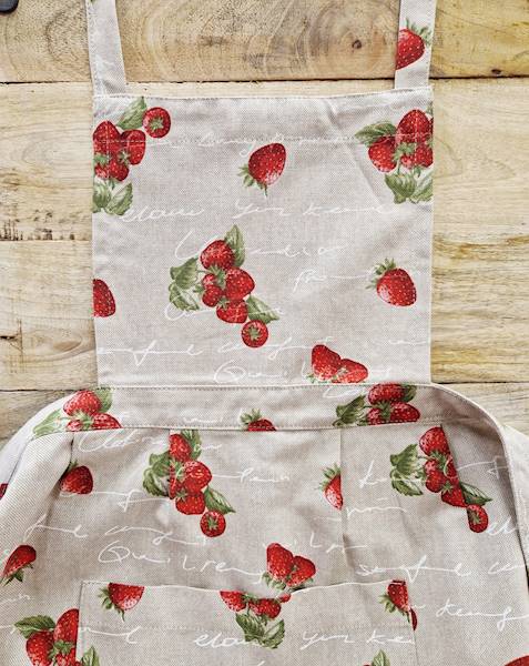 Fartuch Martuli 56 TRUSKAWKI na naturalnym tle