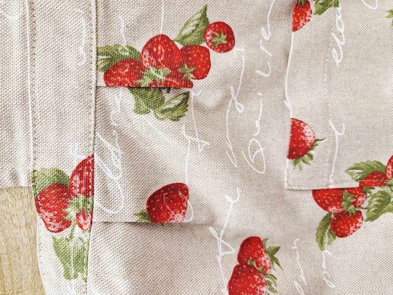 Fartuch Martuli 56 TRUSKAWKI na naturalnym tle