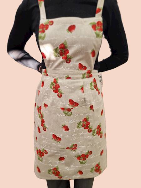 Fartuch Martuli 56 TRUSKAWKI na naturalnym tle