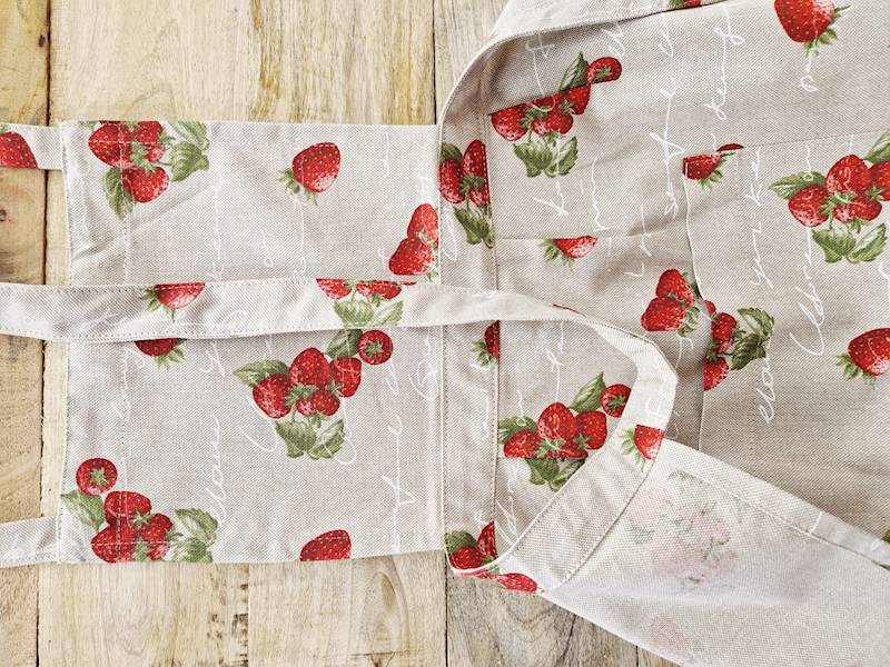 Fartuch Martuli 56 TRUSKAWKI na naturalnym tle