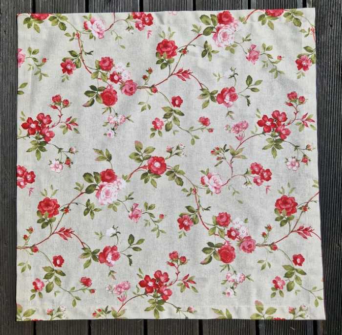 Obrus Martuli 60 150x185 DUŻE KWIATY czerwone na naturalnym tle