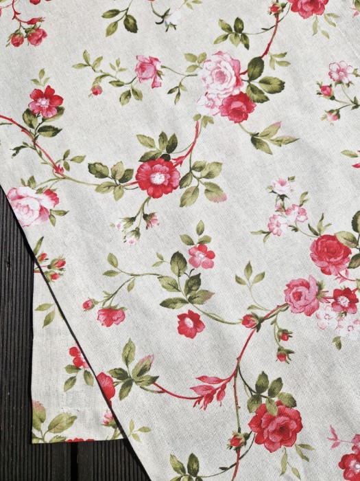 Obrus Martuli 60 150x185 DUŻE KWIATY czerwone na naturalnym tle