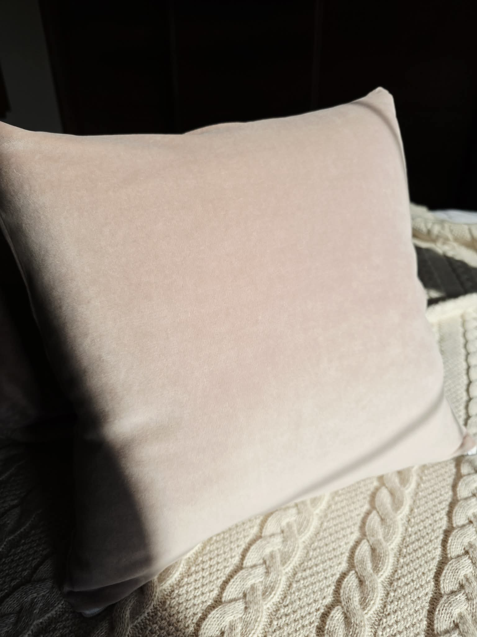 Poszewka Martuli 50x60 TULISIE welur ciemny kawowy