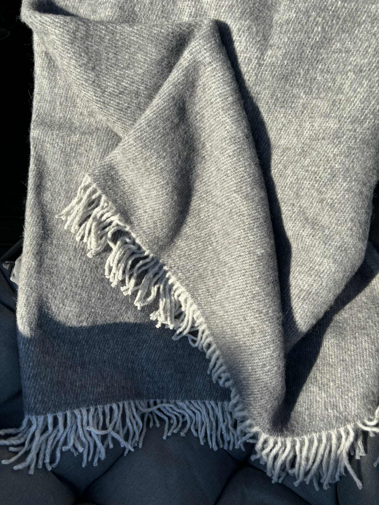 Koc z wełny jagnięcej 150x200 BASIA 600 g/m2 antracyt/biały