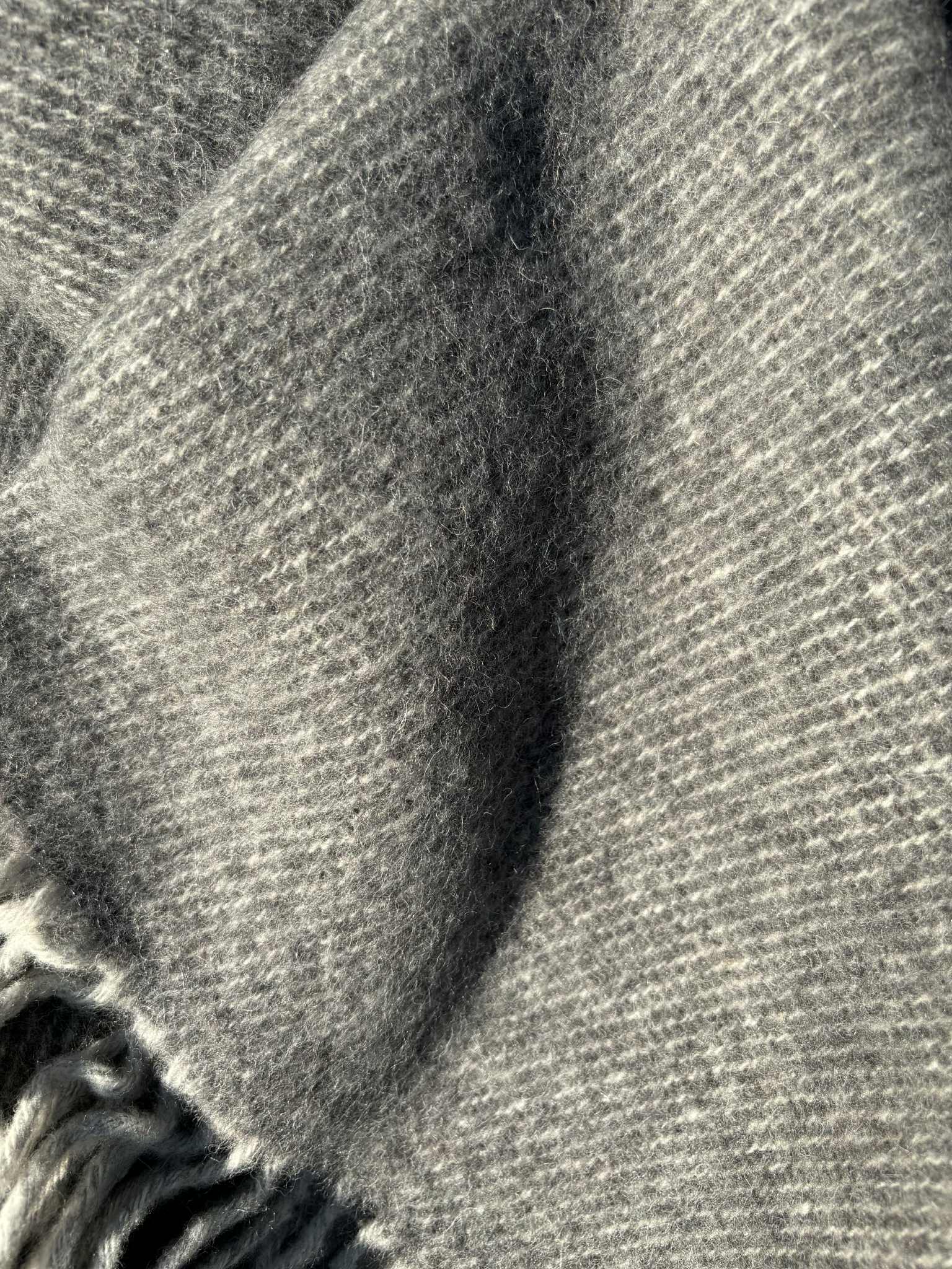 Koc z wełny jagnięcej 150x200 BASIA 600 g/m2 antracyt/biały