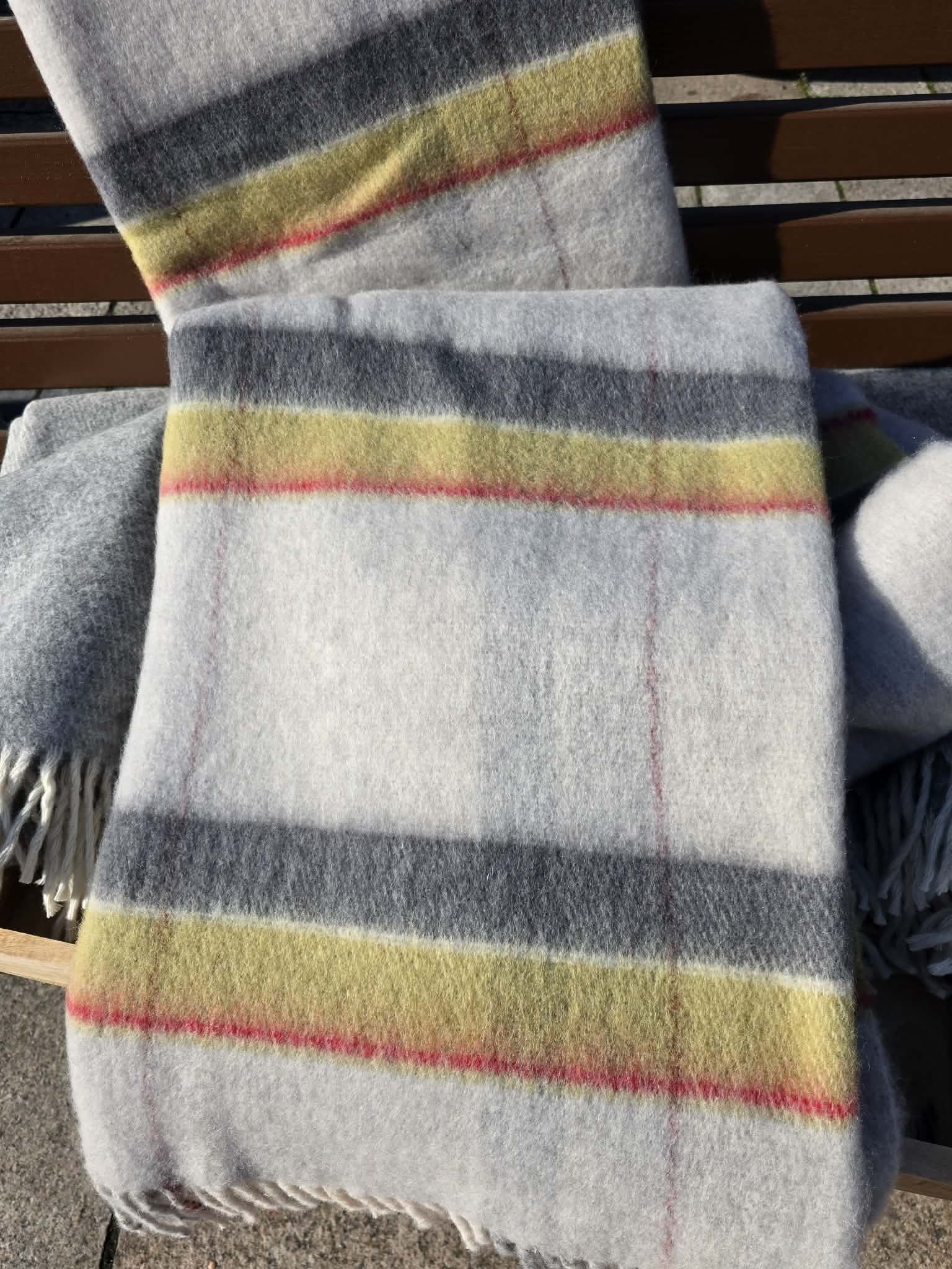 Koc z wełny jagnięcej 150x200 BASIA 600 g/m2 krata szary z limonką