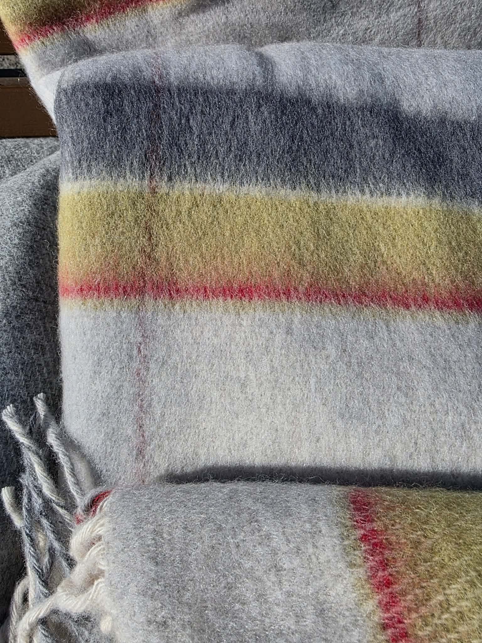 Koc z wełny jagnięcej 150x200 BASIA 600 g/m2 krata szary z limonką