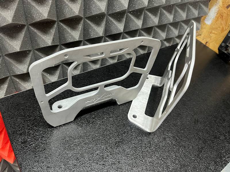 Mocowanie sportowego wyświetlacza ECUMASTER ADU 7"