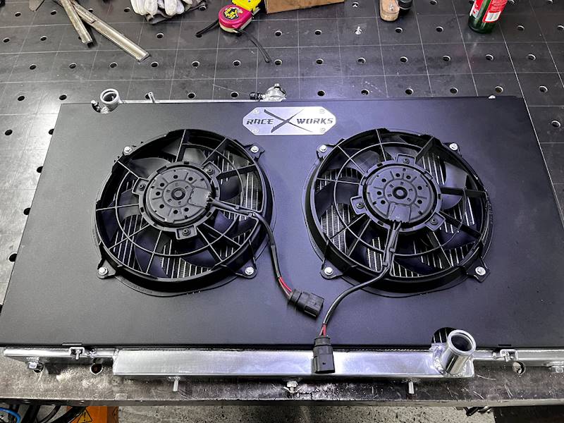 Obudowa chłodnicy NISSAN PATROL Y61 – wentylatory 2×300 mm / 300 W