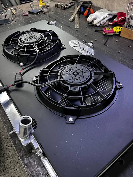 Obudowa chłodnicy NISSAN PATROL Y61 – wentylatory 2×300 mm / 300 W