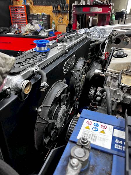 Obudowa chłodnicy NISSAN PATROL Y61 – wentylatory 2×300 mm / 300 W